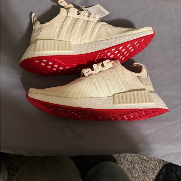 Adidas NMD R1 LIMITED EDITION “Valentines Day” 2023 Women’s size 9 - Picture 5 of 13